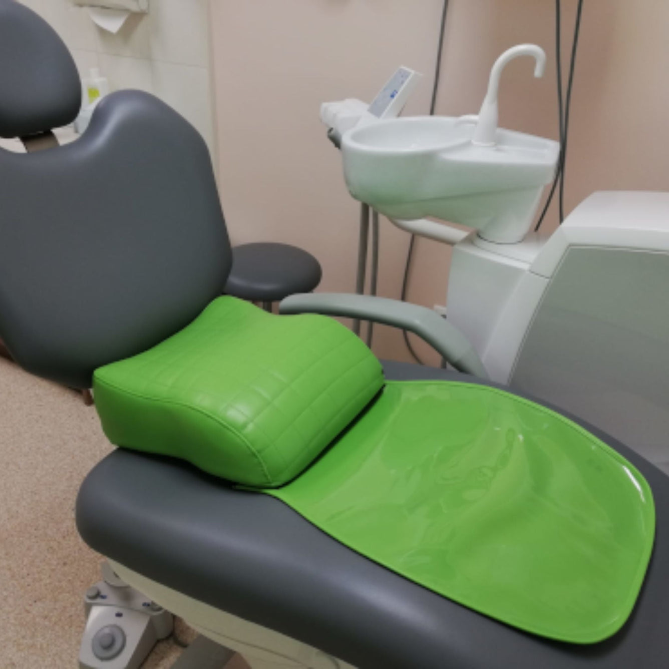 Siedzisko dla dzieci zamontowane na fotelu stomatologicznym w gabinecie